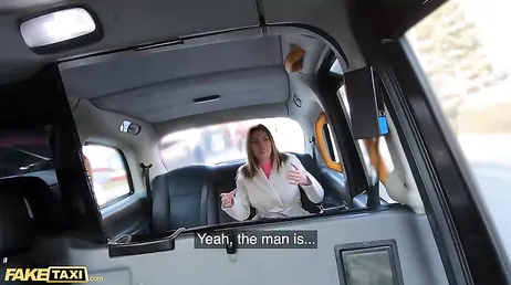 Jävla en tant med välgjorda bröst i taxin.
