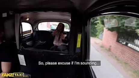 Hon blir väldigt tänd av att taxichauffören knullar henne så hårt.