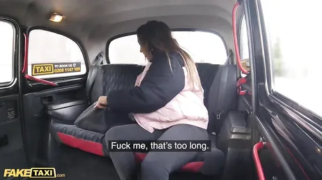 Hon blir väldigt tänd av att taxichauffören knullar henne så hårt.