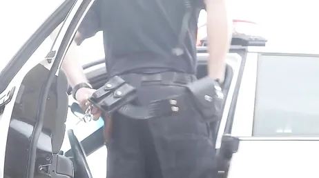 Comme ça m'excite qu'un policier me baise comme ça, uuuf !
