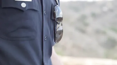 Comme ça m'excite qu'un policier me baise comme ça, uuuf !