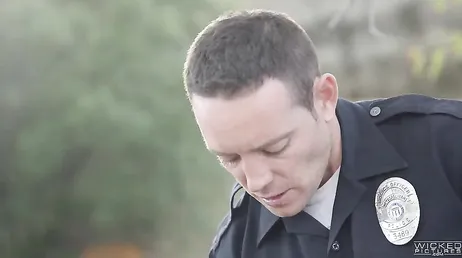 Comme ça m'excite qu'un policier me baise comme ça, uuuf !