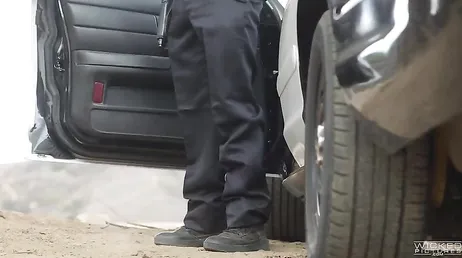 Comme ça m'excite qu'un policier me baise comme ça, uuuf !