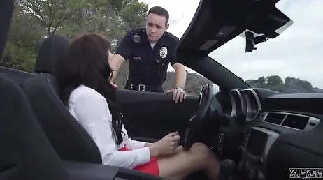 Comme ça m'excite qu'un policier me baise comme ça, uuuf !
