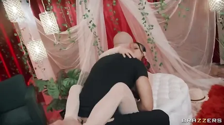 Enorme Sauerei, die den orientalischen Lulu Chu reinsteckt, sonst nix..