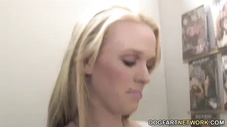 Cachonda embarazada con ganas de probar en un Glory Hole