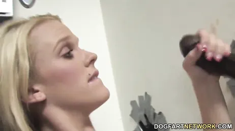 Cachonda embarazada con ganas de probar en un Glory Hole