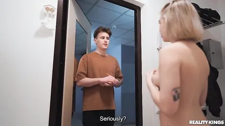 Ela faz sexo com o entregador... E ela tem namorado, uuf!