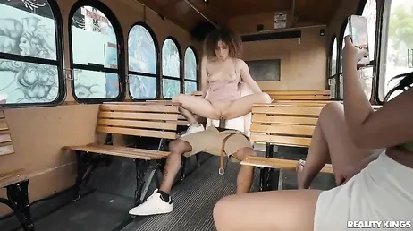 Twee sletten neuken in de bus, bijna niets macho...