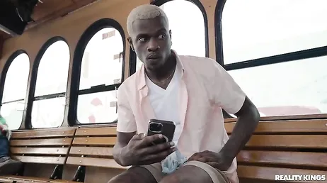 Twee sletten neuken in de bus, bijna niets macho...