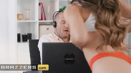 Cherie Deville ist von Scott Nails‘ riesigem Schwanz begeistert.