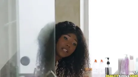 Uma boa chupada que essa negra leva, fudeu brutalmente!