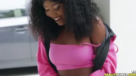 Uma boa chupada que essa negra leva, fudeu brutalmente!