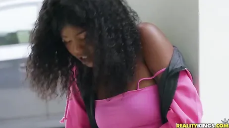 Uma boa chupada que essa negra leva, fudeu brutalmente!