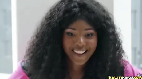 Uma boa chupada que essa negra leva, fudeu brutalmente!