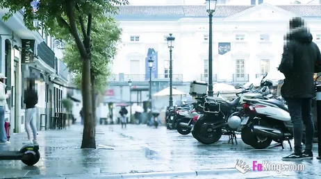 Española stelt haar vrienden voor om een geweldig trio te hebben!