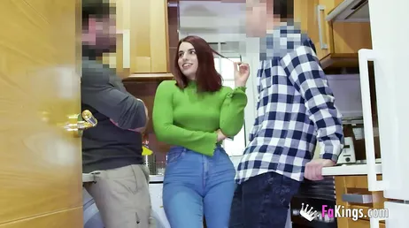 Española stelt haar vrienden voor om een geweldig trio te hebben!