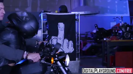 Han slår brunetten mot motorcykeln, vilket fan han ger henne!