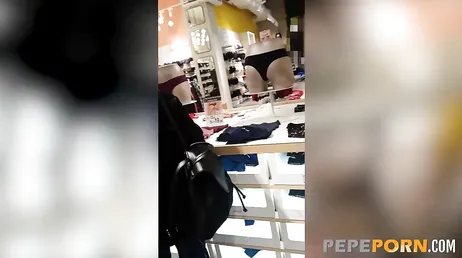 Avsugning och knulla i en klädaffärs provrum..