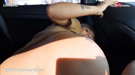 Que buena follada que pegan estos dos en el coche..