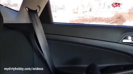 Que buena follada que pegan estos dos en el coche..