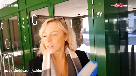 Que buena follada que pegan estos dos en el coche..