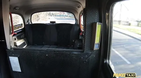 En bra slampa som suger taxichaufförens kuk med ett skruvstycke..