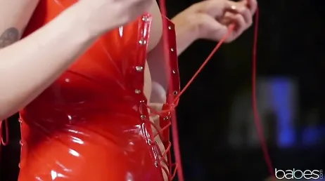 Loren Minardi mange une bite et se laisse baiser par derrière..