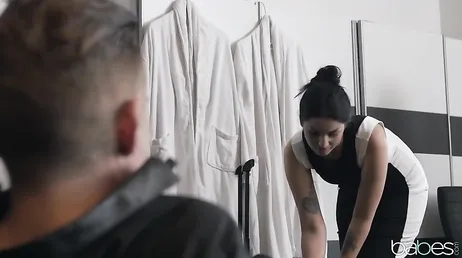Loren Minardi mange une bite et se laisse baiser par derrière..