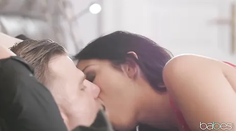 Loren Minardi mange une bite et se laisse baiser par derrière..