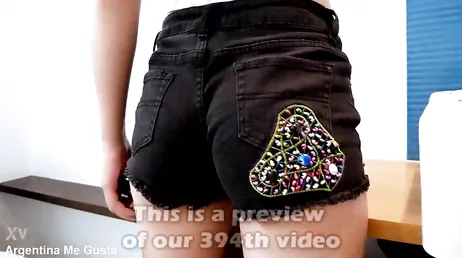 Elle nous montre la culotte qu'elle porte pour une promenade.
