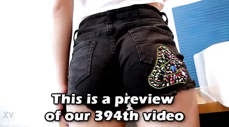 Elle nous montre la culotte qu'elle porte pour une promenade.
