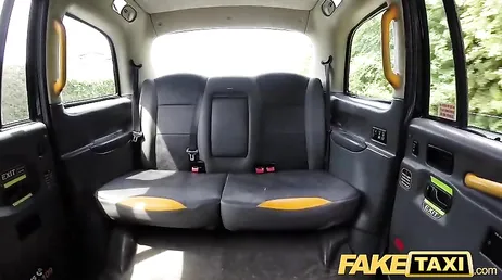 Denna busty passagerare vill att jag ska slå henne riktigt hårt..