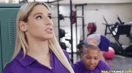 Abella Danger, comment vas-tu profiter de la bite du black...