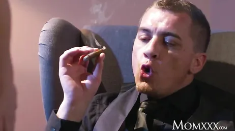 En enorm kuk suger som denna lyxhora stoppar i honom..