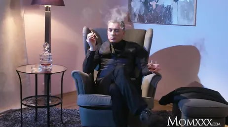 En enorm kuk suger som denna lyxhora stoppar i honom..