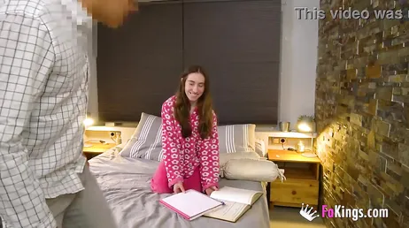 Jag ber en vän att komma och studera, men i verkligheten...
