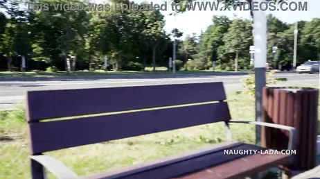 Haar naakte lichaam blootstellen op straat, wat een buzz!