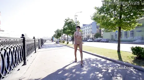Haar naakte lichaam blootstellen op straat, wat een buzz!