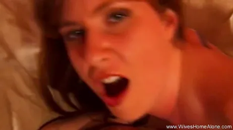 Een zeer sletterige huisvrouw begint op een ritme te masturberen..