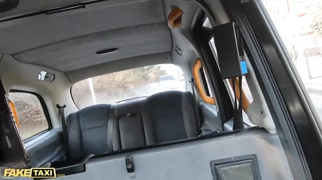 Le chauffeur de taxi baise la chatte poilue de ce passager, qu'est-ce que c'est !