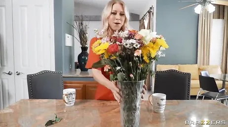 Alexis Fawx e Katie Morgan transando com uma garota de 20 anos..