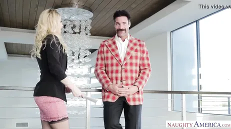 Charles Dera le mete una salvaje follada a la rubia Ashley Fires