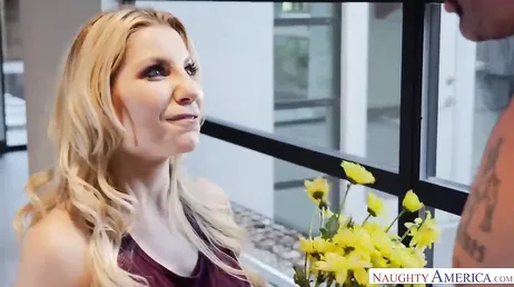 Charles Dera le mete una salvaje follada a la rubia Ashley Fires