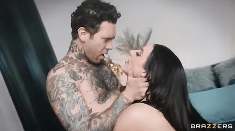 Small Hands geniet van de geweldige kont van Angela White.