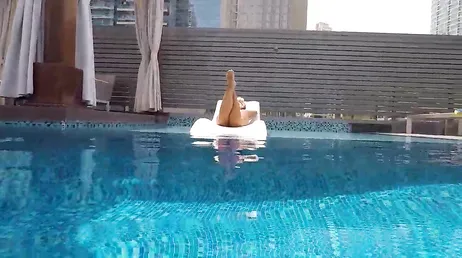 Un inconnu de la piscine l'invite à monter dans sa chambre...!!