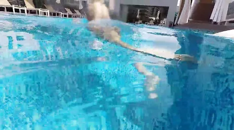 Un inconnu de la piscine l'invite à monter dans sa chambre...!!
