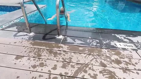 Un inconnu de la piscine l'invite à monter dans sa chambre...!!