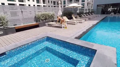 Un inconnu de la piscine l'invite à monter dans sa chambre...!!