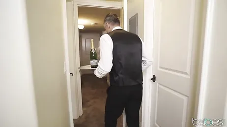 Alina Lopez men täck dig, moster... Han är hotellets servitör!